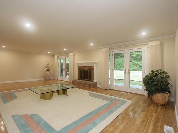 4th image of 71 Fairway Cir N