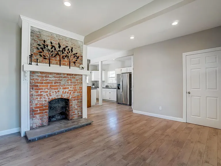 147 Whitethorne Ave — Photo 4
