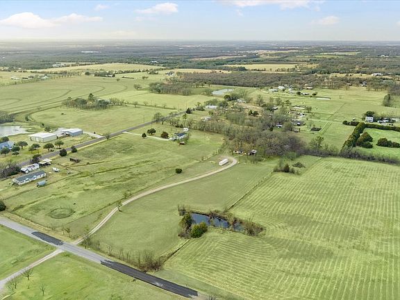 2nd image of 1832 W White Oak Rd