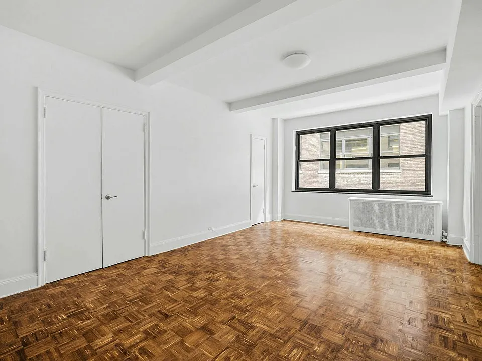 307 E 44th St #511