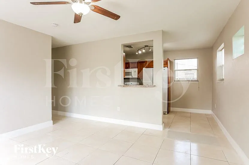 3 bed, 1.0 bath, 933 sqft, $2,725 — Photo 4