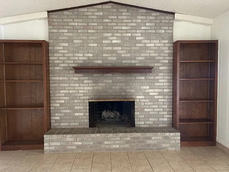 2408 Carnation Dr — Photo 4
