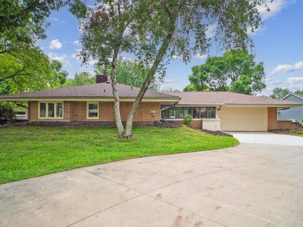 5980 Mapletree Cir, Johnston, IA 50131