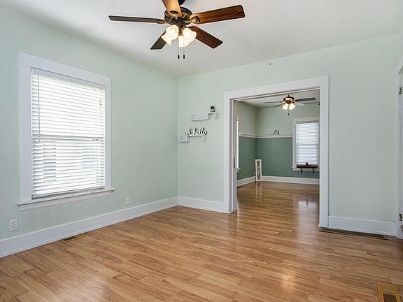 3rd image of 923 Emerson Ave