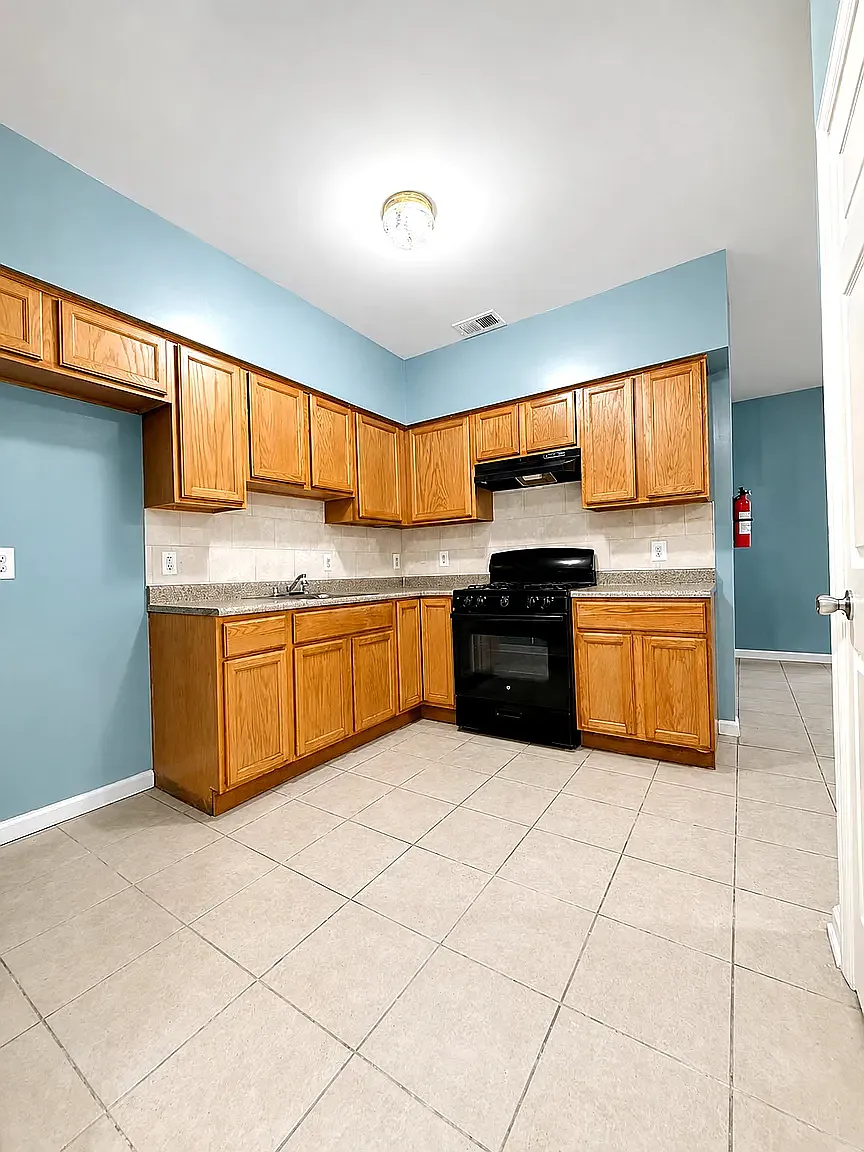 3 bed, $2,000 — Photo 2