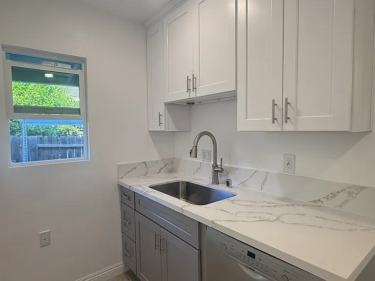 1515 E Rowland Ave — Photo 8