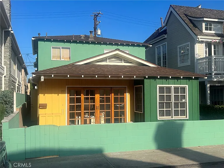 221 Diamond Ave — Photo 1