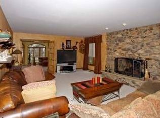 504 Forest Mews Dr, Oak Brook, IL 60523