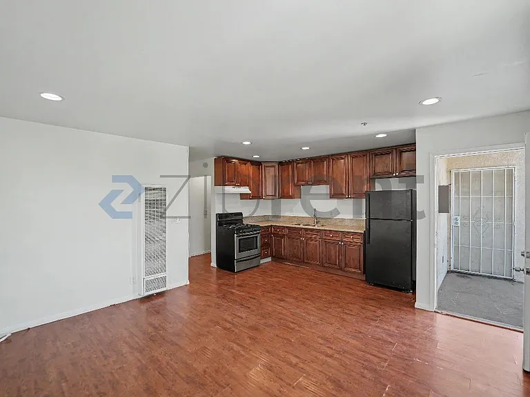 1122 W 93rd St — Photo 4