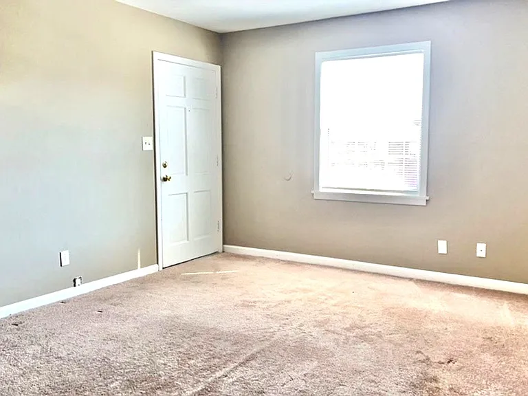 317 E 8th St SW — Photo 5