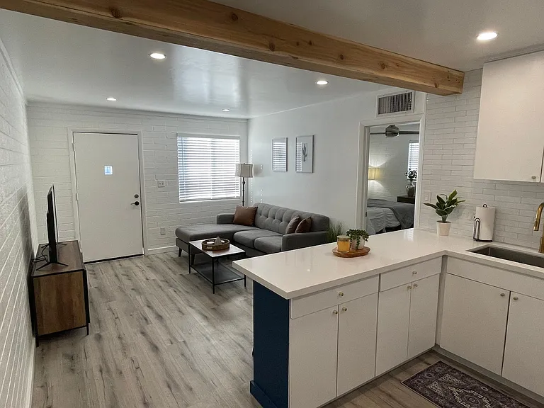 1018 E Polk St #2 — Photo 11