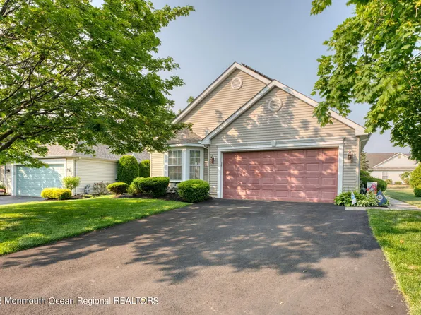 86 Rosewood Drive, Lakewood, NJ 08701