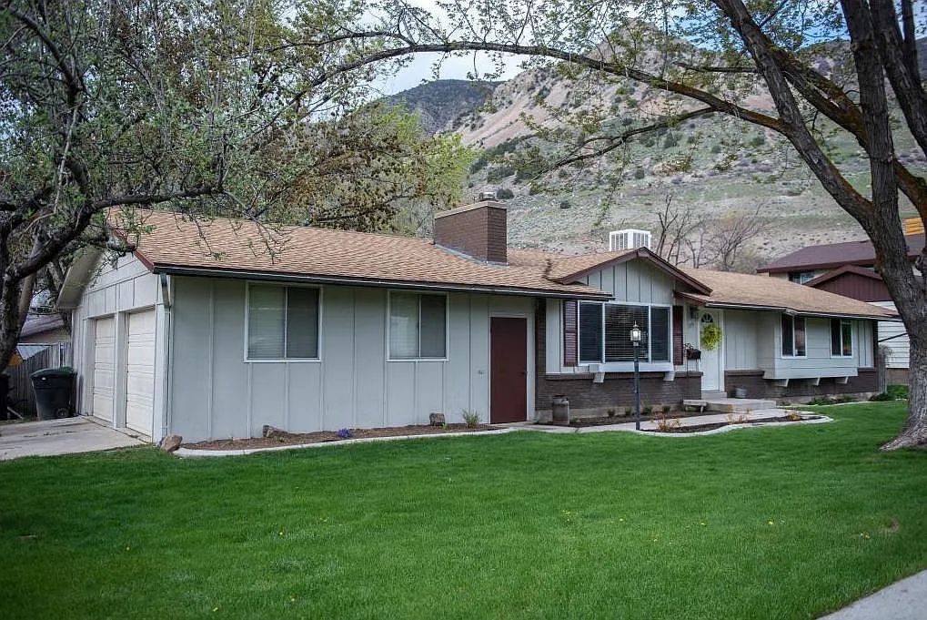 5 bed, 2.5 bath, 2304 sqft, $2,325 — Photo 3