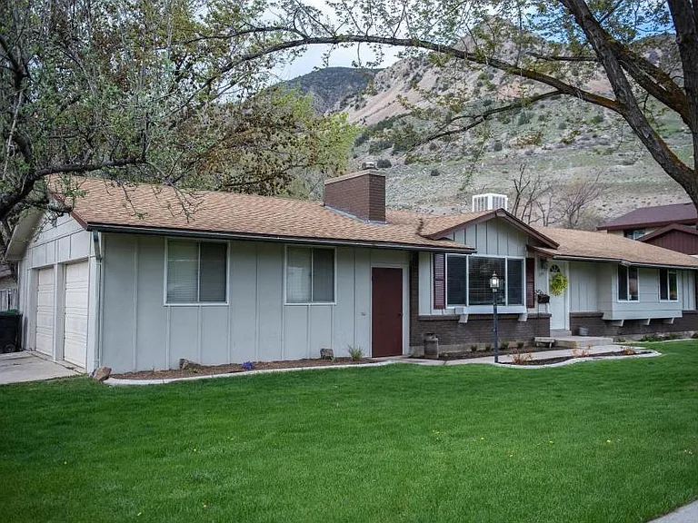 579 Shamrock Dr — Photo 3