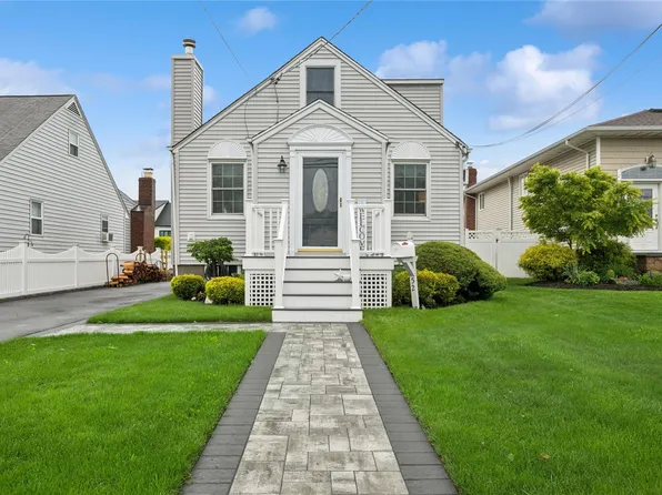 52 Annuskemunnica Road, Babylon, NY 11702