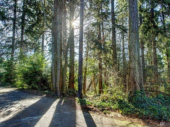 The north boundary parallels the MI walking trail which runs all the way to the city center.