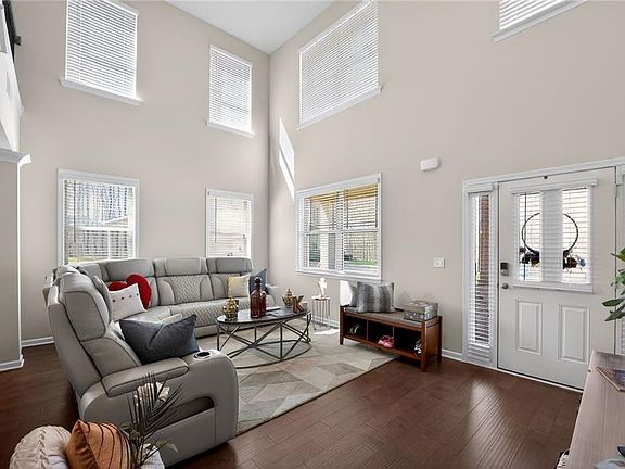 5th image of 225 Sebastian Cv