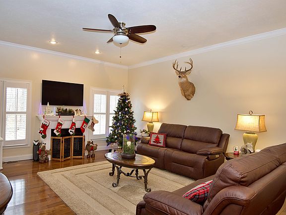 3rd image of 317 Oakview Dr