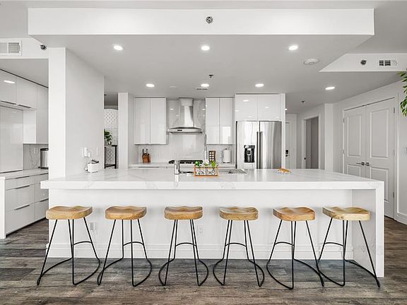 4th image of 3338 Peachtree Rd NE APT 2207
