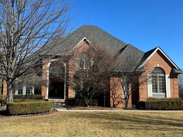 4392 Stoneview Dr, West Bloomfield, MI 48322