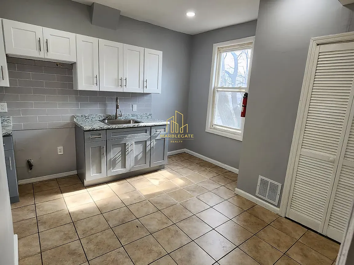 3 bed, 1050 sqft, $1,900 — Photo 2