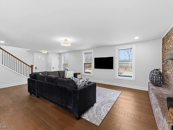 3rd image of 5498 Hudson Dr