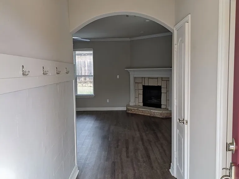 5805 Thompson Pl — Photo 2