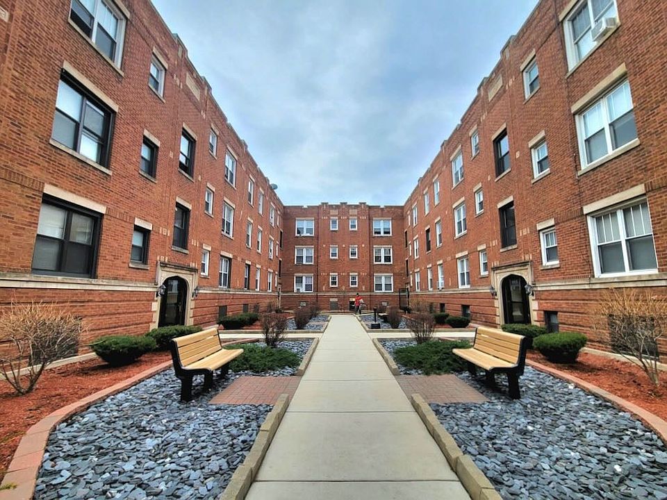 1st image of 951 W Cornelia Ave Unit D5