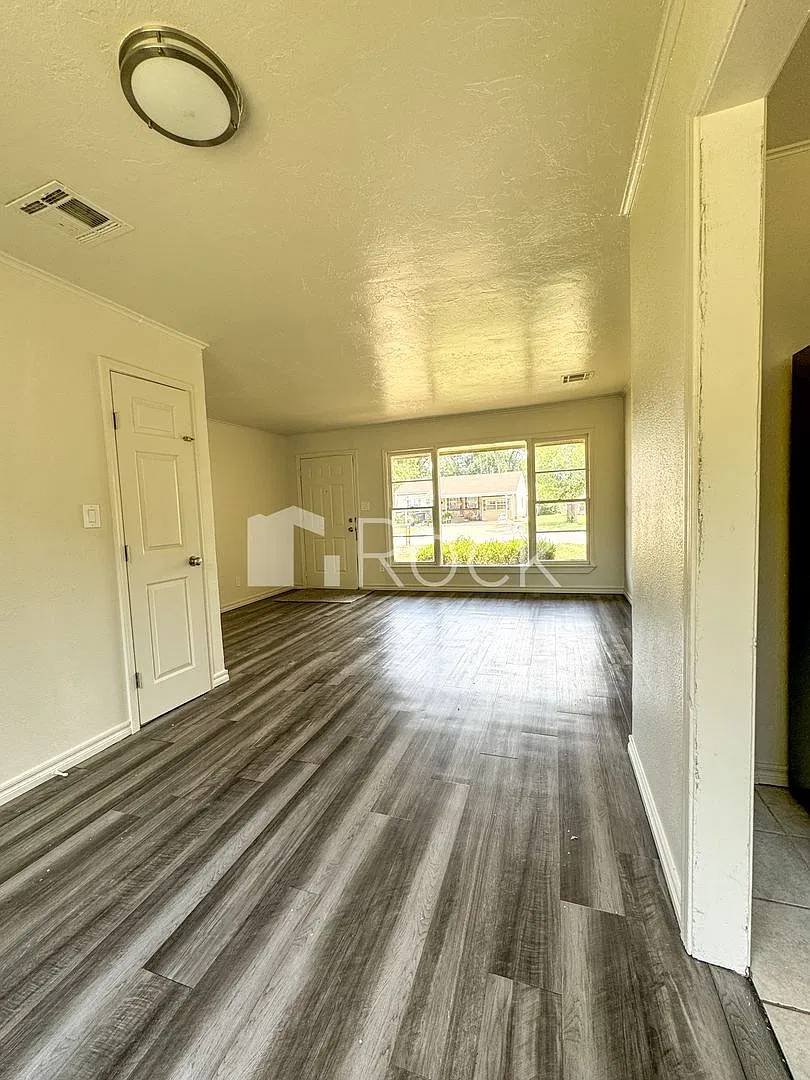 3 Bedroom Home in Del City with fresh paint & new carpet! — Photo 3