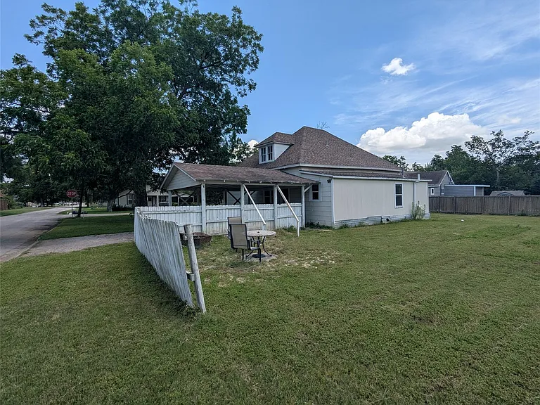 1319 Grace St — Photo 27