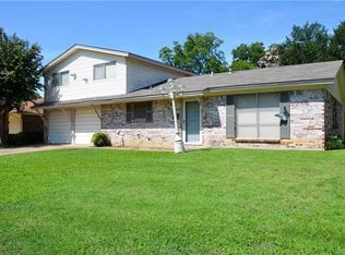 208 Collins Dr, Burleson, TX 76028