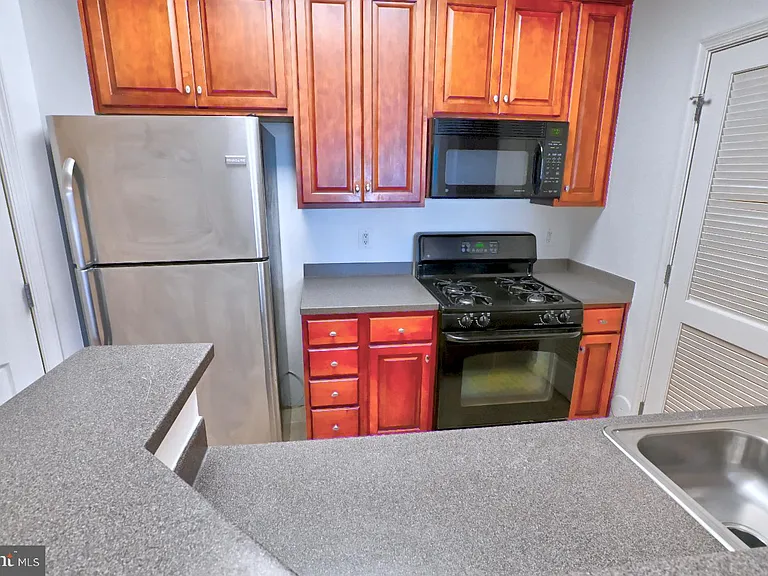 21216 McFadden Sq #108 — Photo 12