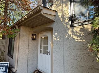 40 Gate House Ln, Edison, NJ 08820