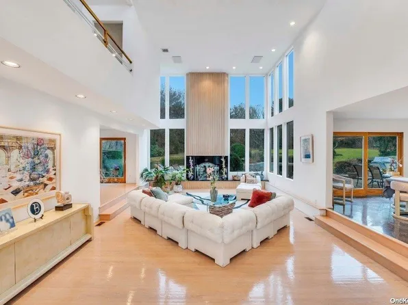 2 Sandpiper Ct, Old Westbury, NY 11568