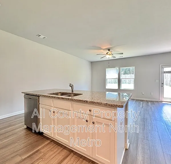 305 Rolling Green Rd — Photo 4