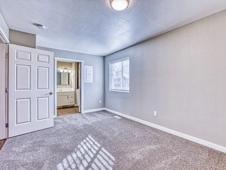 Selkirk Apartments — Photo 16