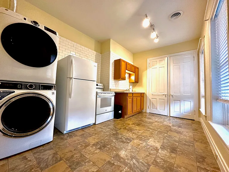 558 Broadway Apt1 - Kitchen in Daytime