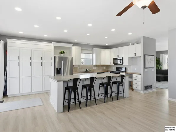20810 Paul Cir, Elkhorn, NE 68022