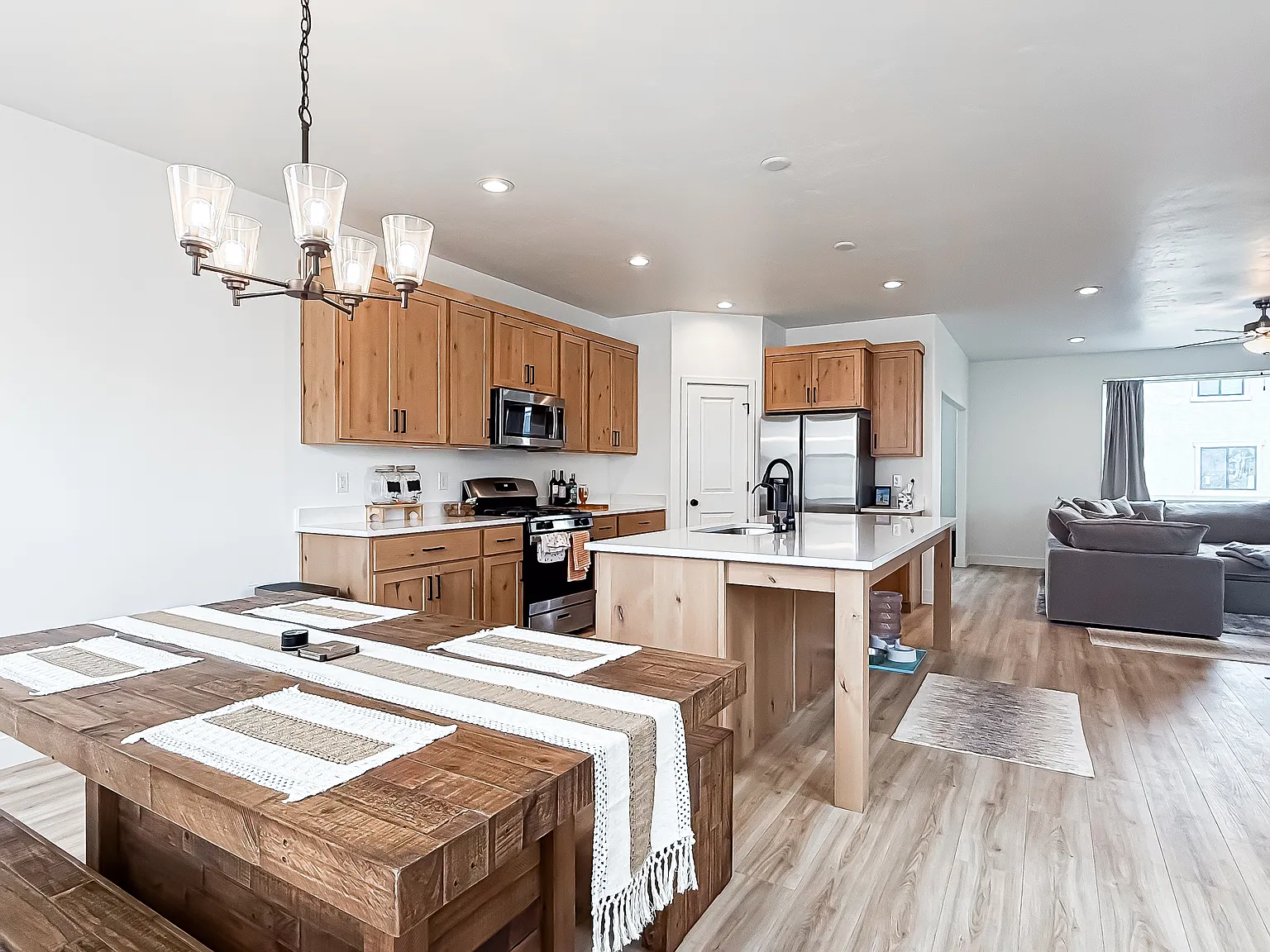 4 bed, 3.5 bath, 2250 sqft, $725 — Photo 4