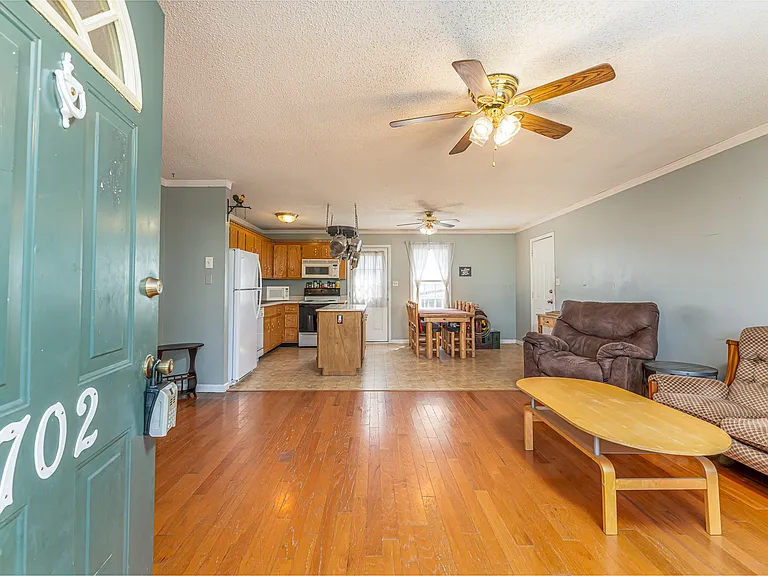 702 Artic Ave — Photo 8