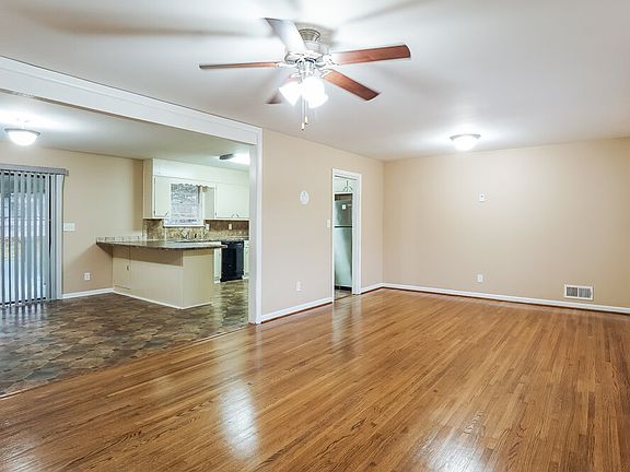 4th image of 621 27th Ave NW