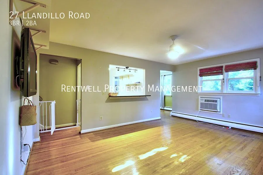 Spacious 3-Bedroom Home with Private Yard, Patio & Driveway — Photo 2