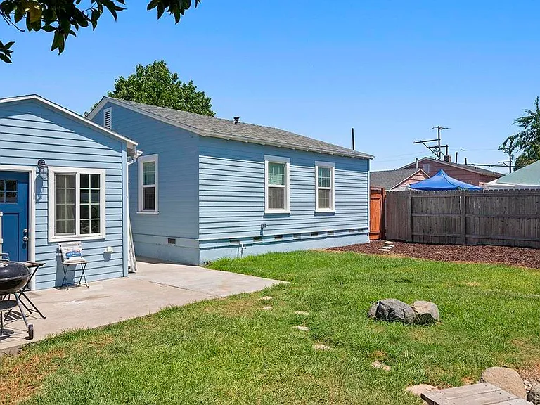 586 Del Mar Ave — Photo 11