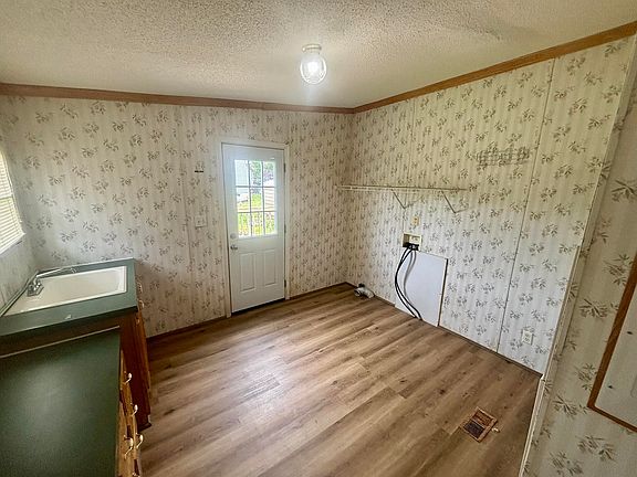 2nd image of 430 Thornhill Ln