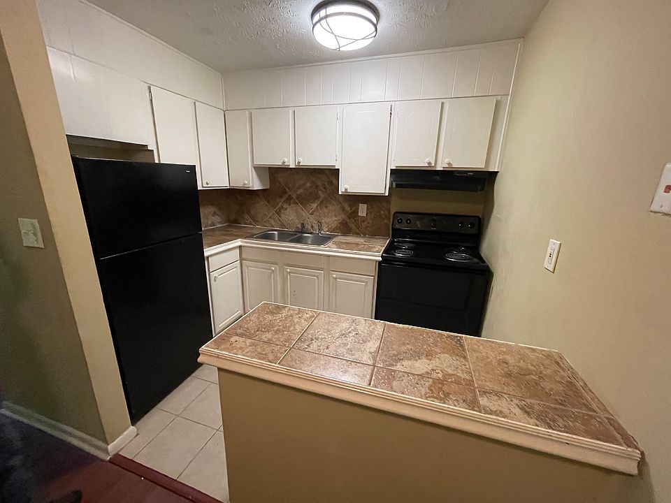 2nd image of 2711 Fairlee Dr APT B4
