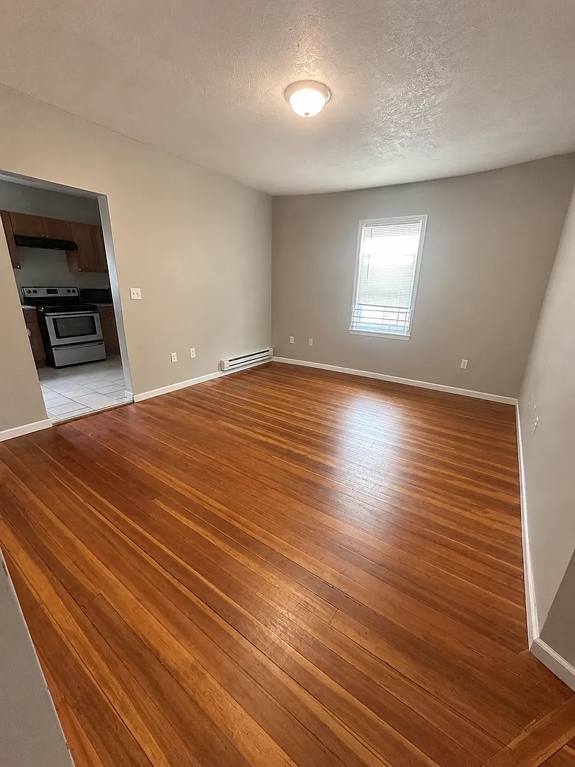 LYNN 2-bad, 1-bath — Photo 1