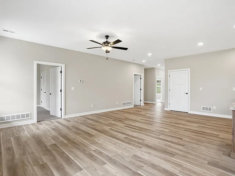 1048 Stonehaven Dr — Photo 7