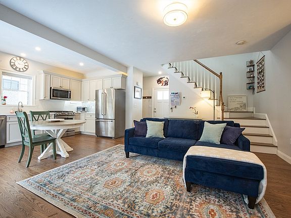4th image of 18 Lenox Ln #18