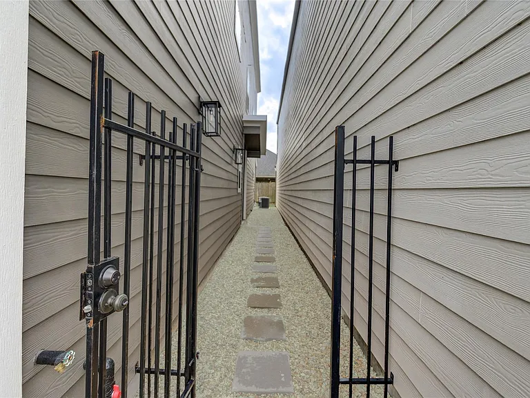 4220 McKinley St — Photo 5