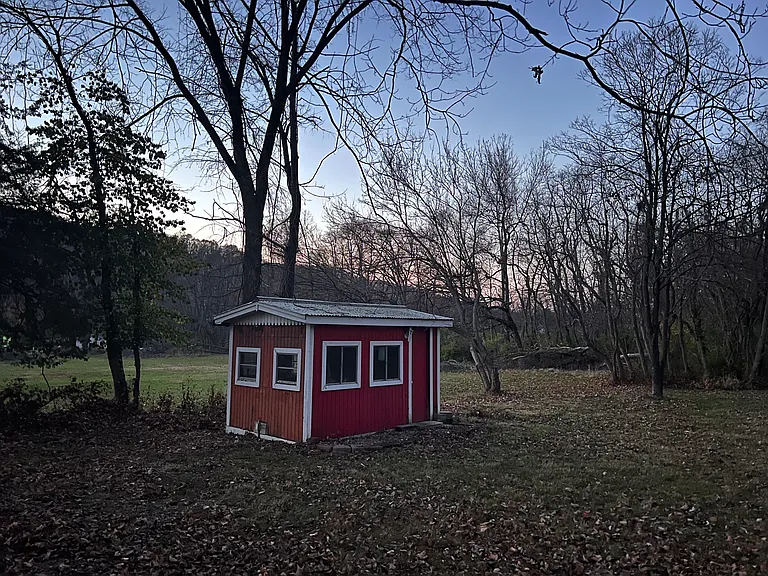 Extra storage/office/she shed/play house